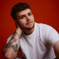Alex Warren Image